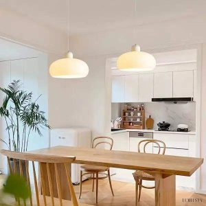 Nowoczesna szklana lampa wisząca w minimalistycznym stylu