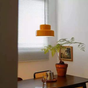 Lampa wisząca Poker w stylu Bauhaus w pomarańczowym kolorze