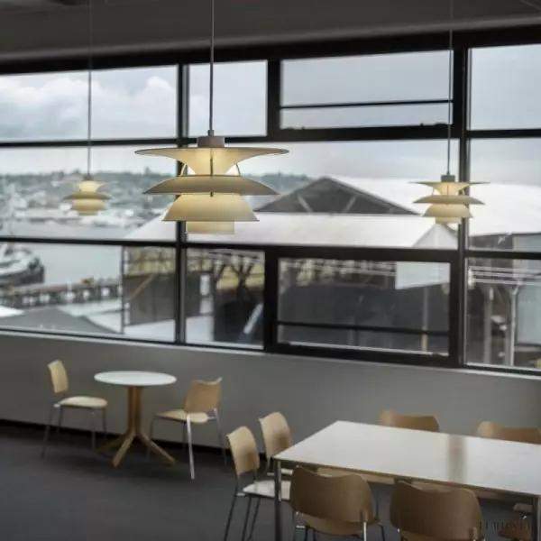 Wielowarstwowa biała lampa wisząca w stylu skandynawskim