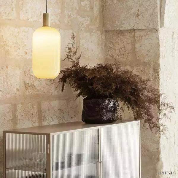 Lampa wisząca z mosiężnym wykończeniem elegancja