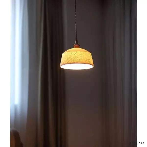 Biała ceramiczna lampa wisząca z kwiatowym wzorem, ujęcie z przodu