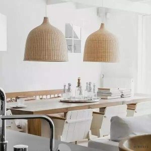 Lampa wisząca rattanowa dzwon naturalna - ujęcie z ukosa z widoczną formą dzwonu