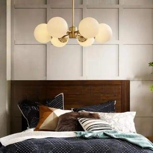 Lampa sufitowa Karia z opalowymi kulami - pełny widok na rozłożone ramiona