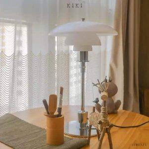 Lampa stołowa biała wielowarstwowy klosz, zbliżenie na spokojną, warstwową formę