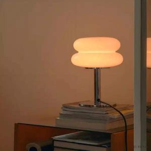 Lampka stołowa szklana minimalistyczna biała - detal połączenia klosza z podstawą