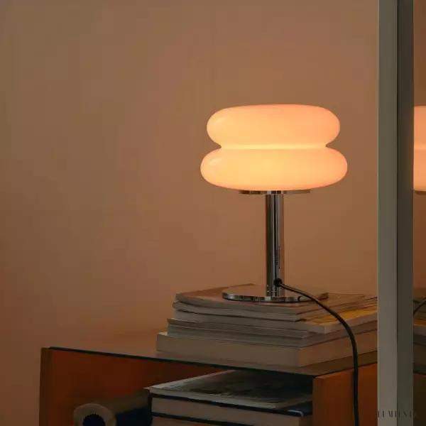 Lampka stołowa szklana minimalistyczna biała - detal połączenia klosza z podstawą
