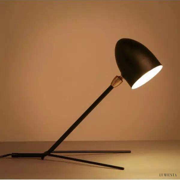 Czarna lampa stołowa tripod metalowa, widok z boku na smukłe nogi i abażur