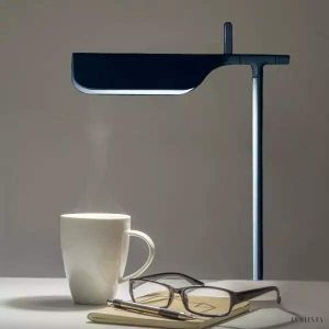 Czarna lampa stojąca Tab, detal metalowego klosza i smukłej podstawy