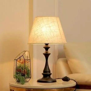 Elegancka lampa stołowa z lnianym abażurem biała - detal abażuru z naturalnej tkaniny