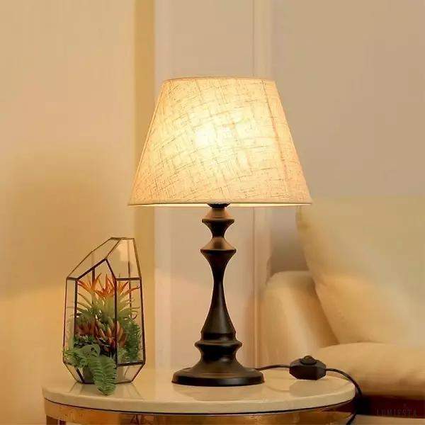 Elegancka lampa stołowa z lnianym abażurem biała - detal abażuru z naturalnej tkaniny