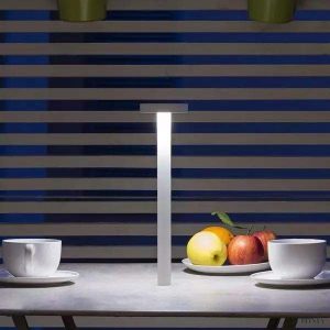 Lampka stołowa Tetatet z aluminium - widok z góry na klosz