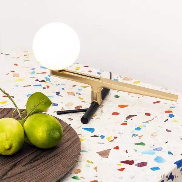Lampa stołowa Yanzi kula na podstawie z mosiądzu