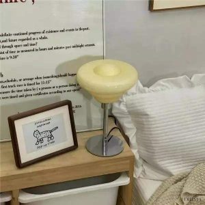 Lampa stołowa w stylu nordyckim z szklanym kloszem