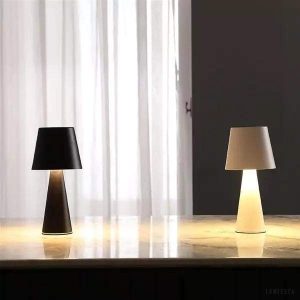 Nowoczesna lampka stołowa z metalicznym wykończeniem i ściemnianiem