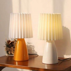 Nowoczesna urocza lampa stołowa plisowana w trzech kolorach