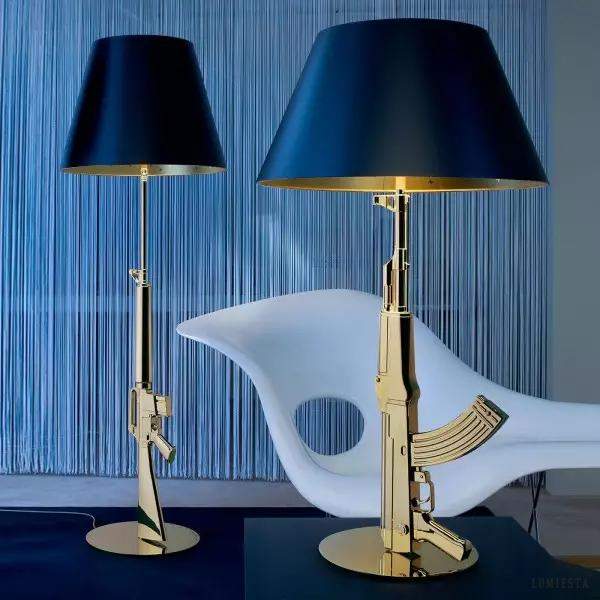 Metalowa lampa biurkowa pistolet złota, widok na smukłe ramię i klosz