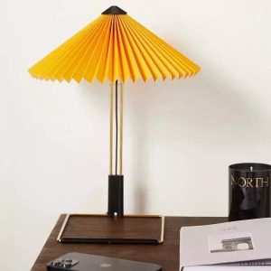 Lampka stołowa Matin z plisowanym kloszem w różnych kolorach