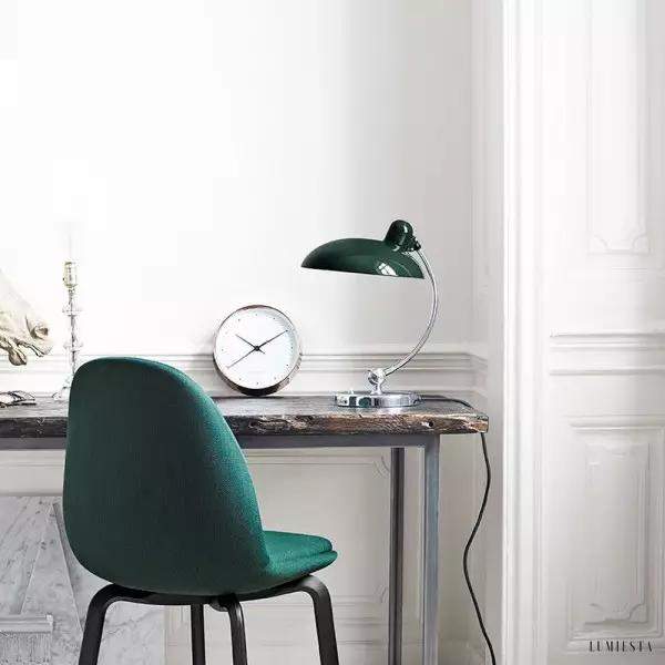 Kaiser Idell 6631 - metalowy klosz lampy biurkowej ustawiony pod kątem