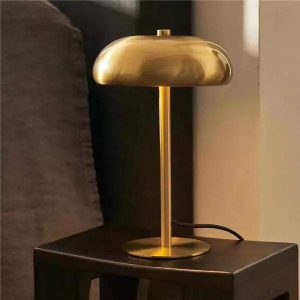 Stylowa minimalistyczna lampa stołowa w różnych kolorach