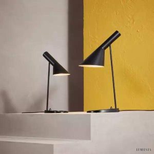 Asymetryczna metalowa lampa stołowa biała - zbliżenie na wykończenie