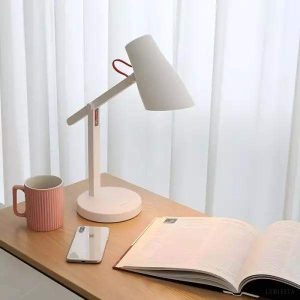 Lampa biurkowa LED z regulowanym ramieniem, widok na przegub i podstawę