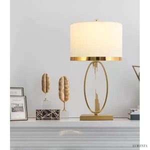 Metalowa lampa stołowa z białym abażurem - ujęcie z lekkim kątem