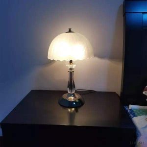 Nowoczesna lampa stołowa z kloszem w kształcie muszli - detal białego klosza