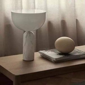 Lampa stołowa Kizu minimalistyczna z geometrycznym kloszem