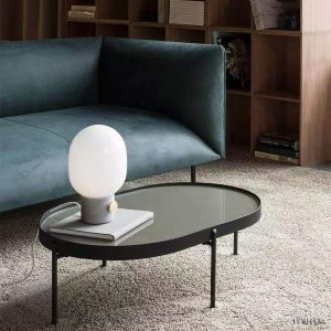 Lampa stołowa JWDA z opalowym kloszem, detal mocowania klosza do podstawy