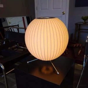 Lampa stołowa Nelson z tkaniny plisowanej — okrągły abażur z metalową podstawą trójnogiem