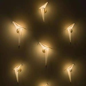 Lampka ścienna Perch - detal złotego wnętrza i białych płaszczyzn origami