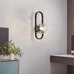 Lampa ścienna w stylu nordyckim z okrągłym kloszem szklanym