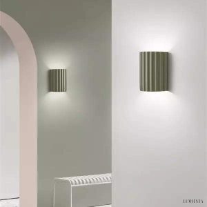 Nowoczesna lampa ścienna z teksturowanego żywicy w kształcie falisty