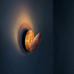 Nowoczesna lampa ścienna Lederam z regulowanym dyskiem