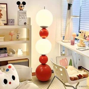 Lampa podłogowa Molecular Ball w czerni i bieli, boczny widok smukłej konstrukcji