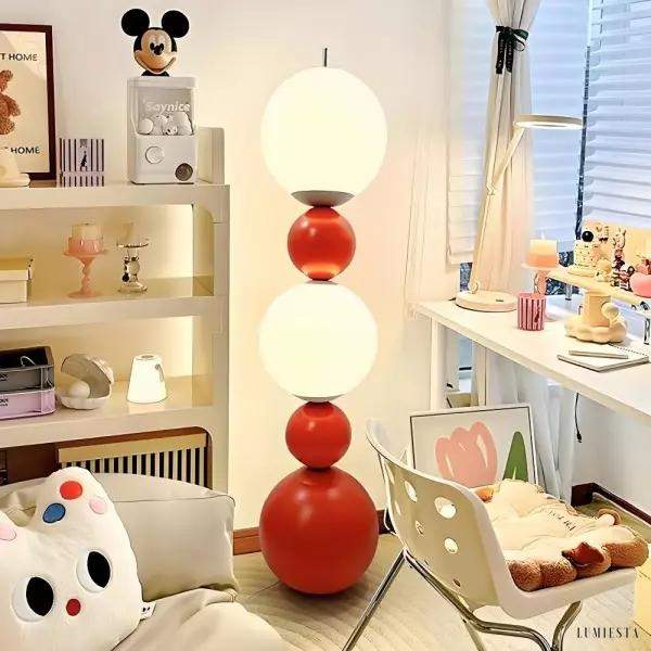 Lampa podłogowa Molecular Ball w czerni i bieli, boczny widok smukłej konstrukcji