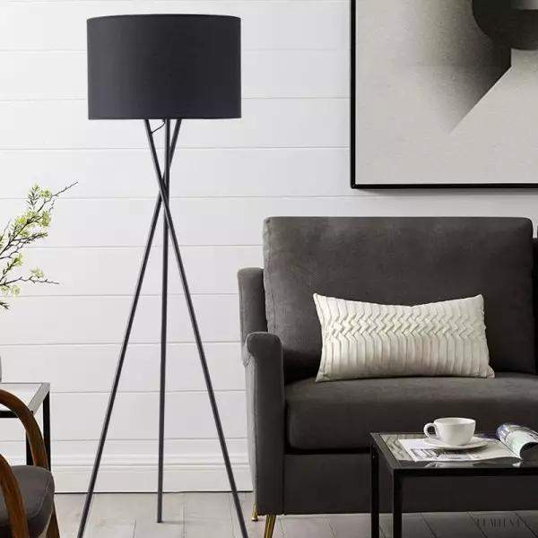 Czarna lampa stojąca LED na trójnogu do salonu, lekko rozstawione nogi i wysoki stelaż