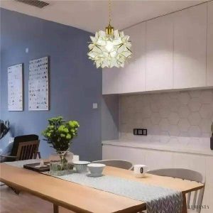 Lampa wisząca ze szkła kwiatowego w stylu dekoracyjnym