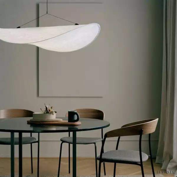 Lampa wisząca Cloudy biała chmurka, detal falistej krawędzi i miękkiej bryły