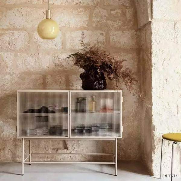 Lampa wisząca z mosiężnym wykończeniem elegancja