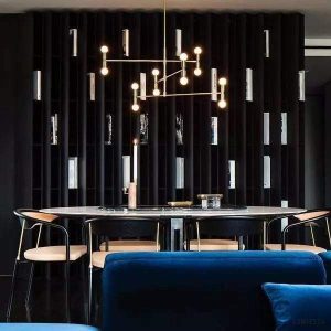 Lampa wisząca Atom w stylu industrialnym z metalowymi elementami