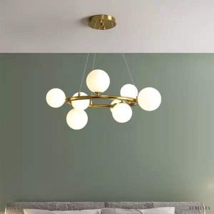Lampa wisząca Mori z metalowymi kulkami, detal górnej części i zawieszenia