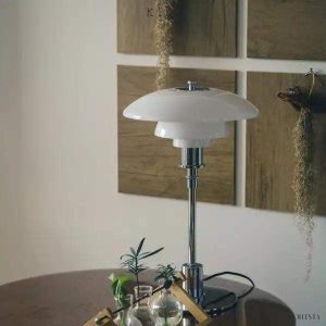 Biała lampa stołowa w stylu duńskim z wielowarstwowym kloszem, widok z przodu