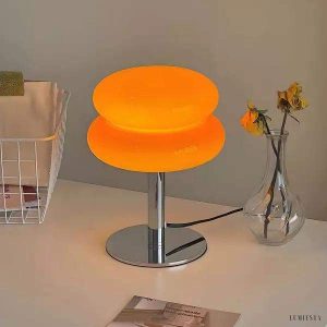 Lampka stołowa Bauhaus - prosty szklany klosz i biała podstawa na zdjęciu studyjnym