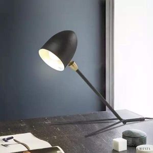 Lampa stołowa tripod czarna z metalową ramą i abażurem o gładkim wykończeniu
