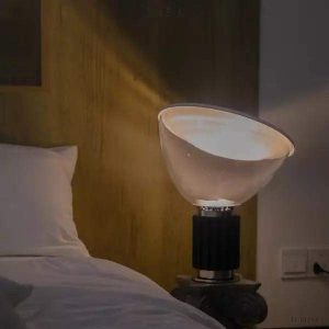 Lampa stołowa Taccia z unikalnym kształtem reflektora
