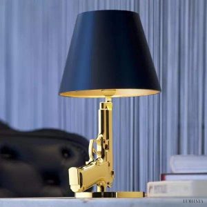 Złota lampa biurkowa metalowa w kształcie pistoletu - detal górnej części