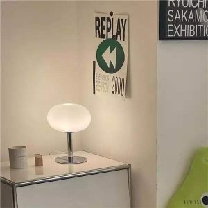 Lampa stołowa Bauhaus z owalnym szklanym kloszem i smukłą podstawą