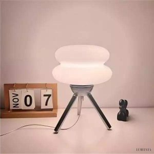 Lampa stołowa Bauhaus z szklanym kloszem na trójnogu