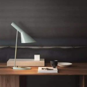 Asymetryczna metalowa lampa stołowa biała - smukły korpus i klosz